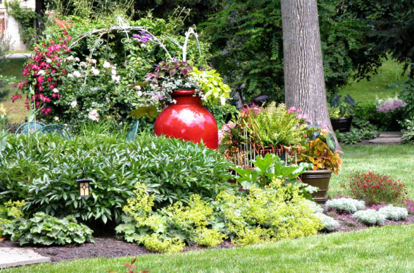 Taman mini dengan tanaman hias berwarna-warni